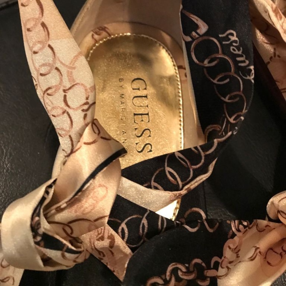 Guess flats